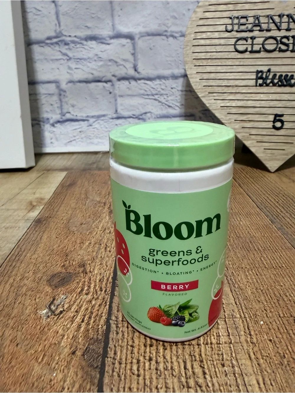 Bloom Green & Superfoods Powder - Berry Flavor - 4.81 oz - 25 Servings Exp 6/26